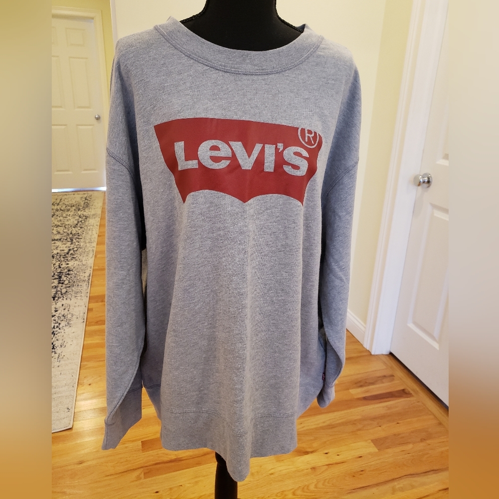 Levi's gray sweatshirt, size 2xl, excellent condition.